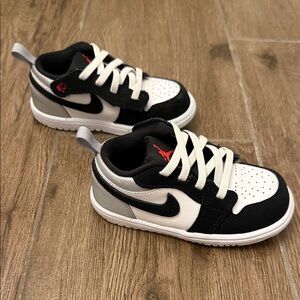 Nike Kids Silver, Black & Red Low-Top Sneakers